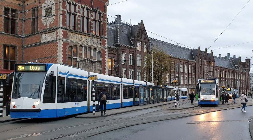 Tram Stasion Amsterdam. Lokasinya di depan stasion. Taksi lokasinya di Belakang Stasion.